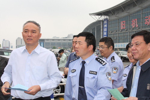 2009年5月26日上午9时，荆门市市长蔡奇一行莅临荆门汽车城查抄工作