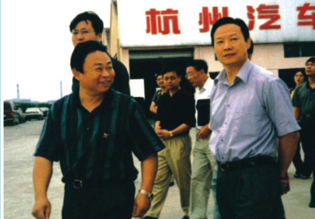 荆门市市长仇保兴在董事长夏国良陪同下视察荆门汽车城