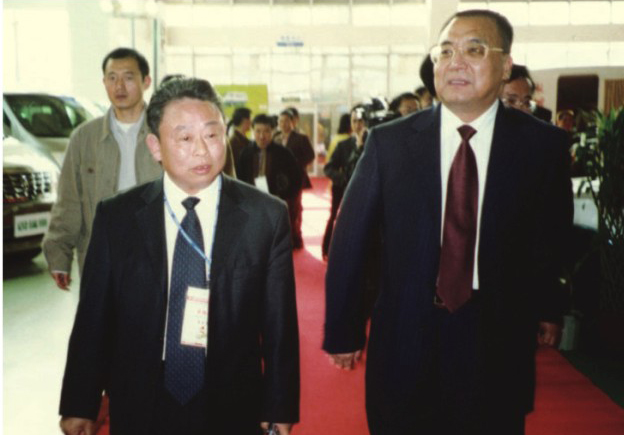 省委常委、、、市委书记王国平在董事长夏国良陪同下莅临荆门汽车城查抄领导工作